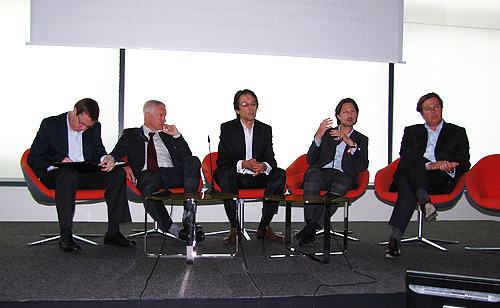 (左から)NAVTEQのRyan氏、Pionner Europeのニューメディアプランニング担当プロダクトマネージャ、Geert Verhoeven氏、NAVXのCherbonnier氏、AUPEO!のWeiss氏、Bouygues TelecomのKaiser氏