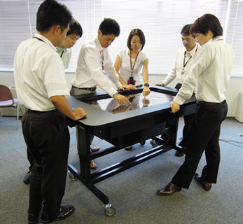 大型タブレット端末「X-info Table」