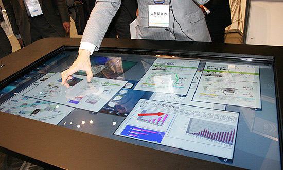 52インチの巨大タブレット「X-info Table」