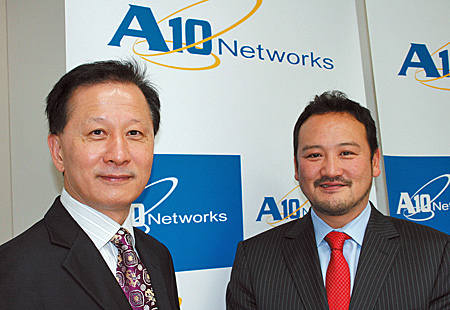米A10ネットワークス創設者兼CEOのリー・チェン氏(左)と、日本法人の代表取締役社長兼CEOおよび南アジアヴァイスプレジデントを務める小枝逸人氏